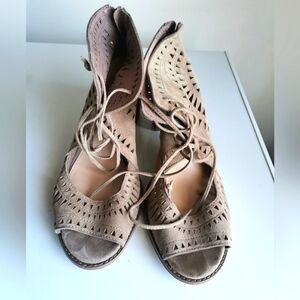 VINCE CAMUTO SANDALS